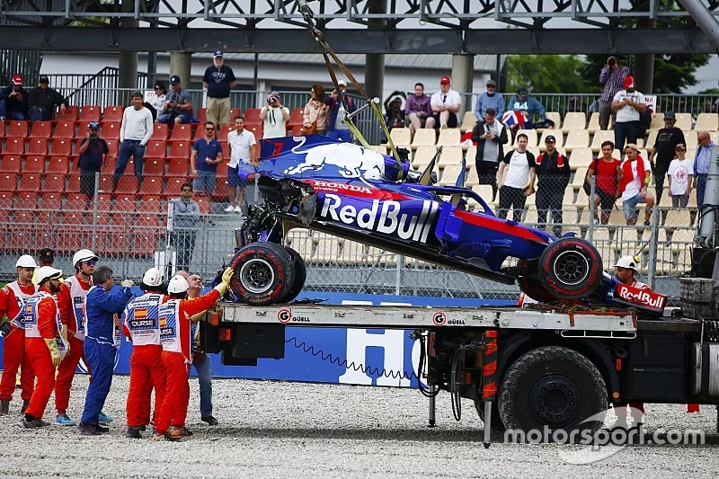 Marshals verwijderen de auto van Brendon Hartley Toro Rosso STR13 na zijn crash