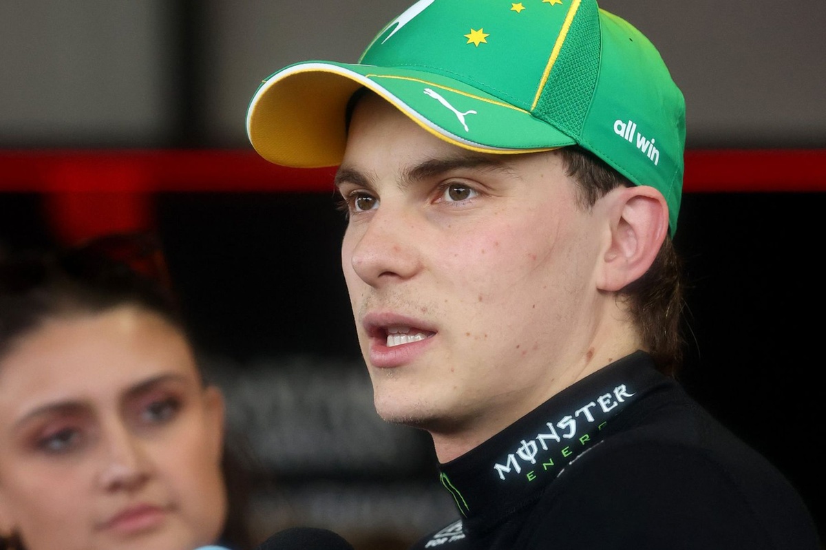 Пиастри выбыл из Гран-при Австралии из-за аварии на пути к стартовой решетке Пиастри выбыл из Гран-при Австралии из-за аварии на пути к стартовой решетке