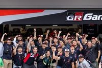 Japoneses que vieram reconstruir f&aacute;brica da Toyota visitam a Stock Car