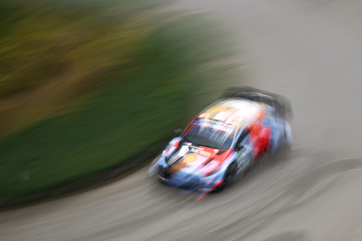 Fourmaux leads Hyundai 1-2 in WRC Sardinia after morning punctures