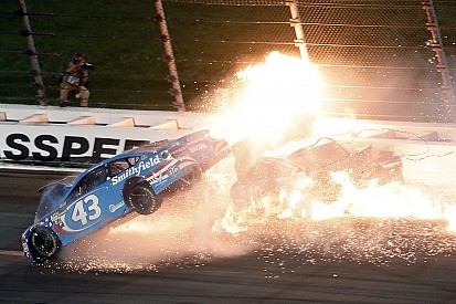 Almirola, Kansas kazasında omurunu çatlattı