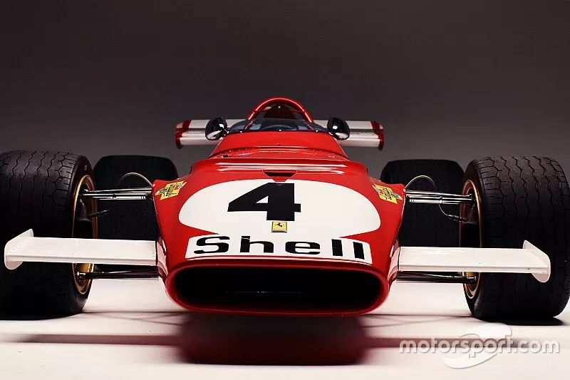 La Ferrari 312B in pista a Monza, dopo la curva del Serraglio, per le riprese del documentario omoni