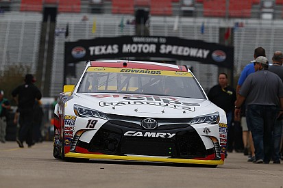 Carl Edwards' title hopes hang on a win