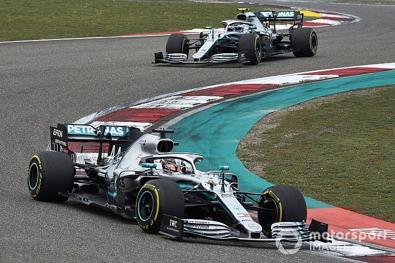 Lewis Hamilton, Mercedes AMG F1 W10, precede Valtteri Bottas, Mercedes AMG W10