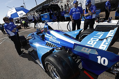 Полгонки рулил одной рукой: дебютант IndyCar впечатлил себя и других