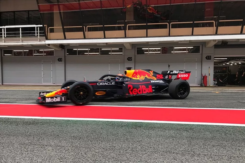 Alex Albon test Pirelli 18 inch