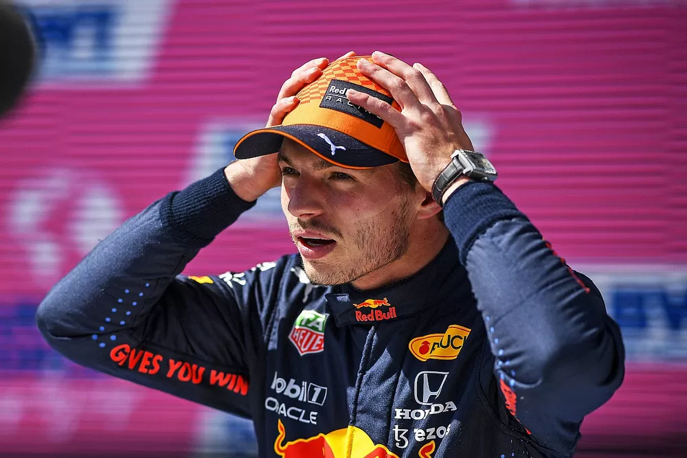 L'auteur de la pole position Max Verstappen, Red Bull Racing, dans le parc ferm&eacute; apr&egrave;s les qualifications
