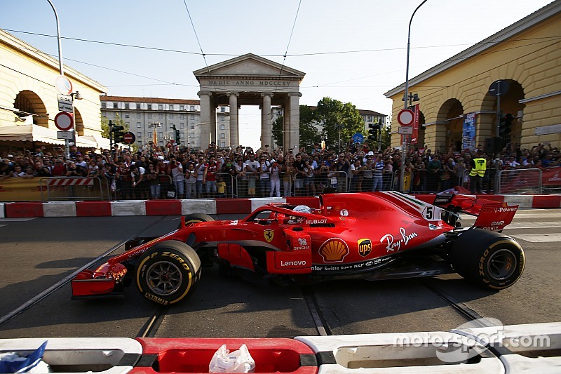 Vettel verklaart crash tijdens demonstratie: “Gebruikte het stuur van Kimi”
