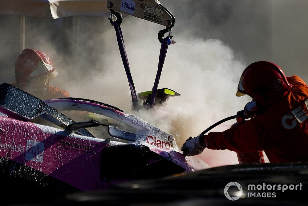 I vigili del fuoco spengono l'auto di Lance Stroll, Racing Point RP20