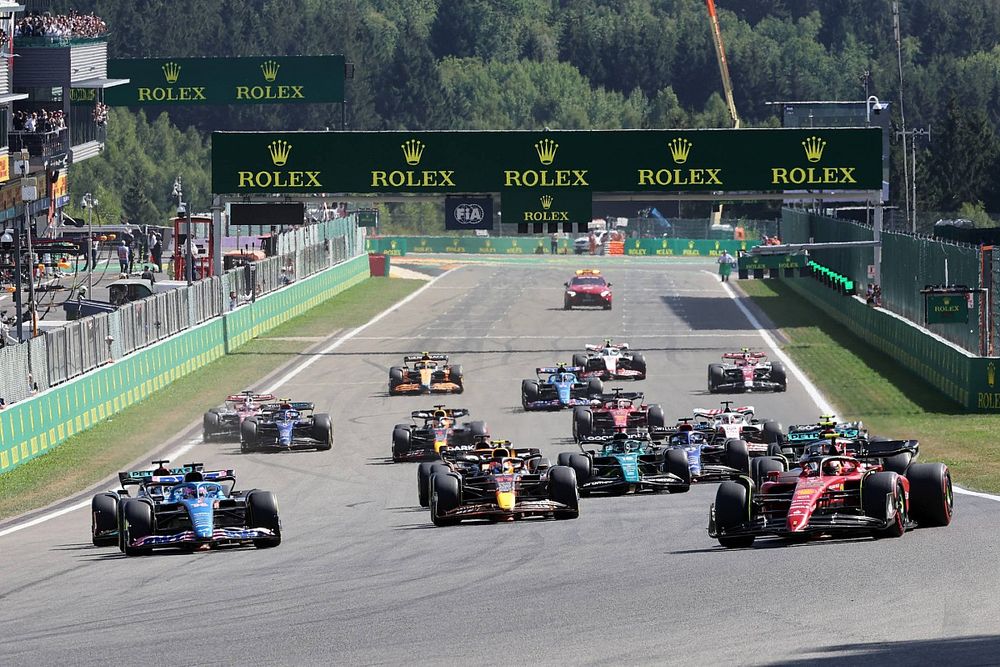 Carlos Sainz, Ferrari F1-75, Fernando Alonso, Alpine A522, Lewis Hamilton, Mercedes W13, Sergio Pérez, Red Bull Racing RB18, George Russell, Mercedes W13, el resto en la salida