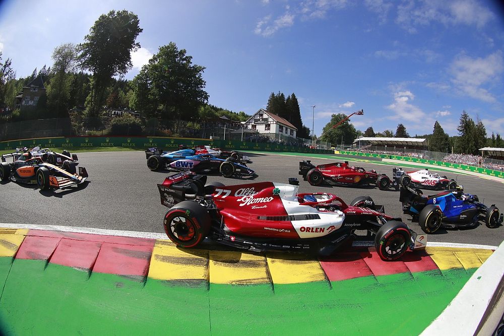 Nicholas Latifi, Williams FW44, Valtteri Bottas, Alfa Romeo C42, Esteban Ocon, Alpine A522, the remainder of the field at the start