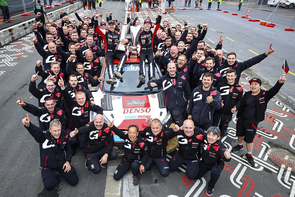 El campeón Kalle Rovanpera, Jonne Halttunen, Toyota Gazoo Racing WRT Toyota GR Yaris Rally1 con el equipo