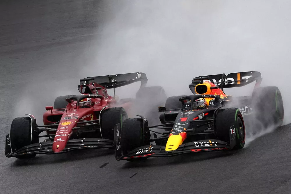 Max Verstappen, Red Bull Racing RB18, vecht met Charles Leclerc, Ferrari F1-75, voor de leiding bij de start.