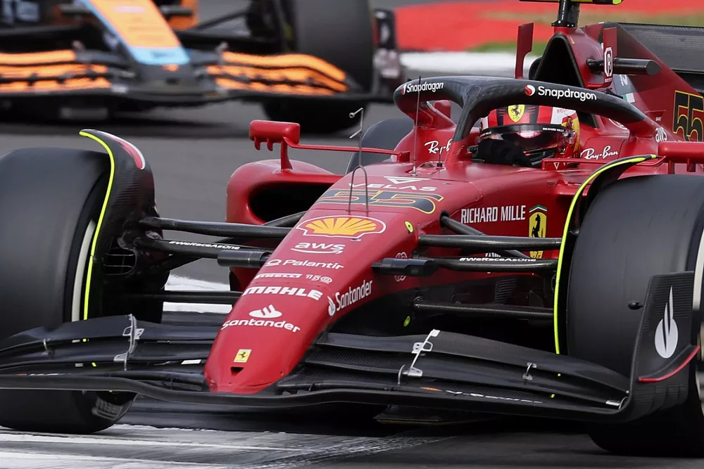 Carlos Sainz, Ferrari F1-75, Lando Norris, McLaren MCL36