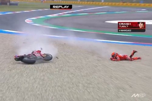 VÍDEO: Marc Márquez cai no TL2 da MotoGP em Assen e é encaminhado ao centro médico