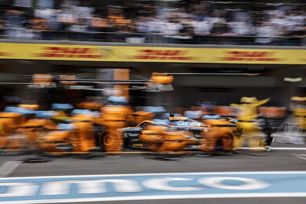 Daniel Ricciardo, McLaren MCL36, hace una parada