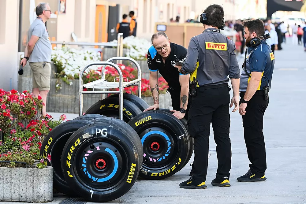 T&eacute;cnicos de Pirelli en boxes
