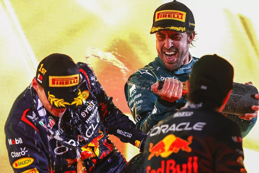 Max Verstappen, Red Bull Racing, vainqueur, Fernando Alonso, Aston Martin F1 Team, troisi&egrave;me, Sergio Perez, Red Bull Racing, deuxi&egrave;me, sur le podium