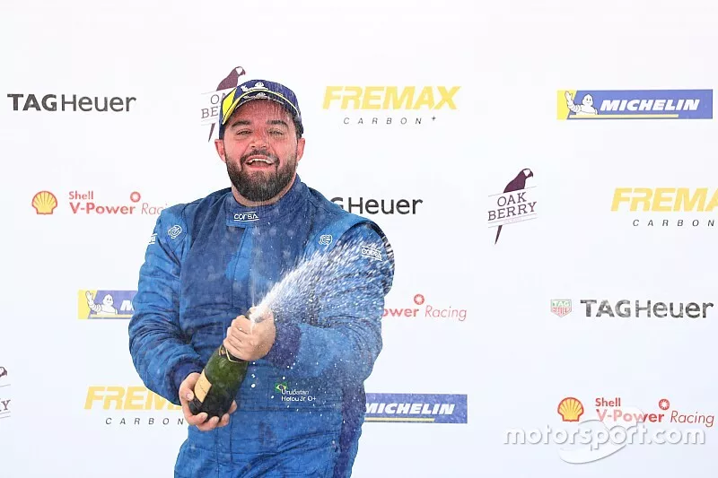 Urubatan Jr. comemora vit&oacute;ria em Interlagos