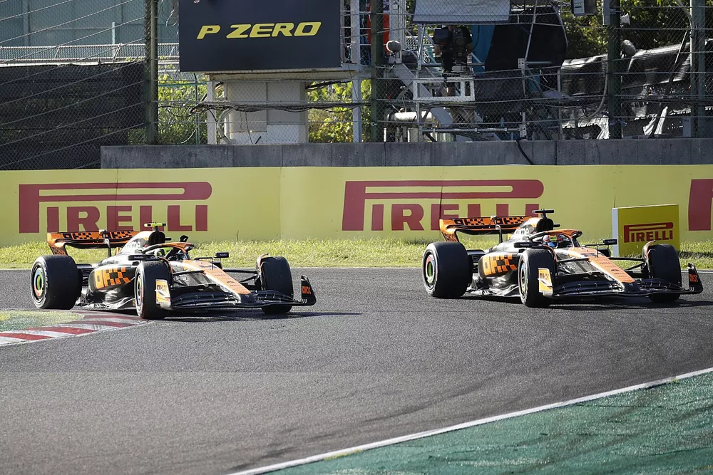 Lando Norris, McLaren MCL60, deuxi&egrave;me, Oscar Piastri, McLaren MCL60, troisi&egrave;me, lors du tour d'honneur