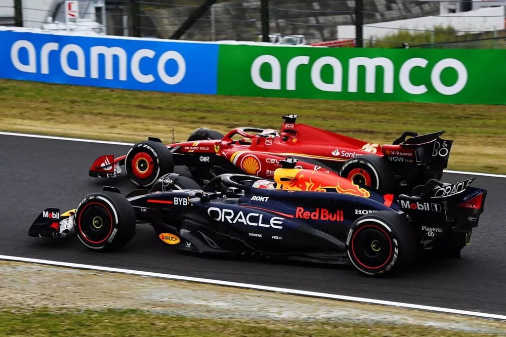 Charles Leclerc, Ferrari SF-24 e Max Verstappen, Red Bull Racing RB20