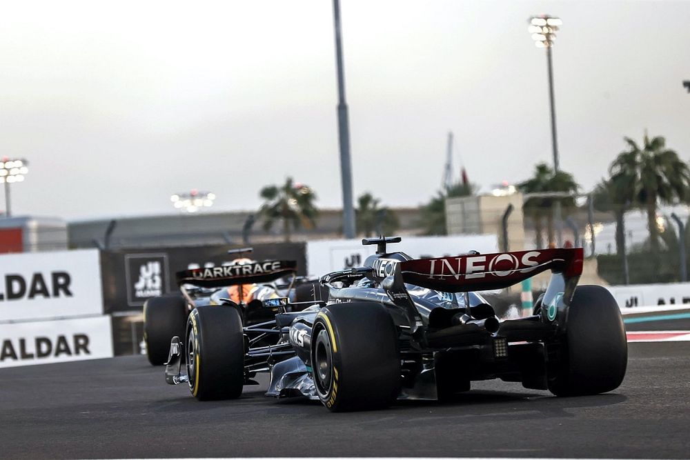 Oscar Piastri, McLaren MCL60, George Russell, Mercedes F1 W14