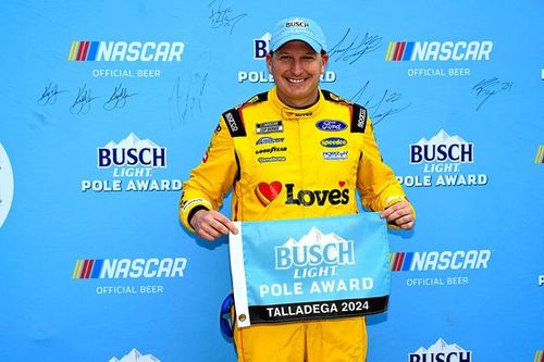 McDowell gana la pole en Talladega y Ford arrasa con el top 3