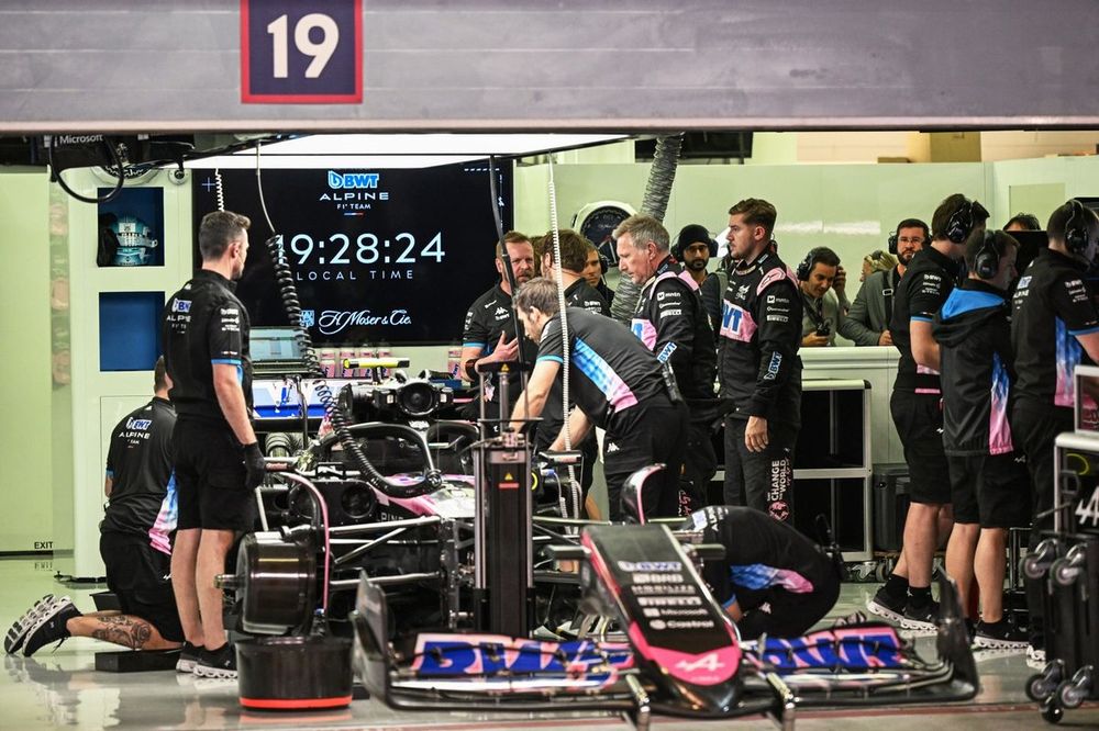 Mecánicos del equipo Alpine F1 trabajan en el coche de Pierre Gasly, Alpine A524 