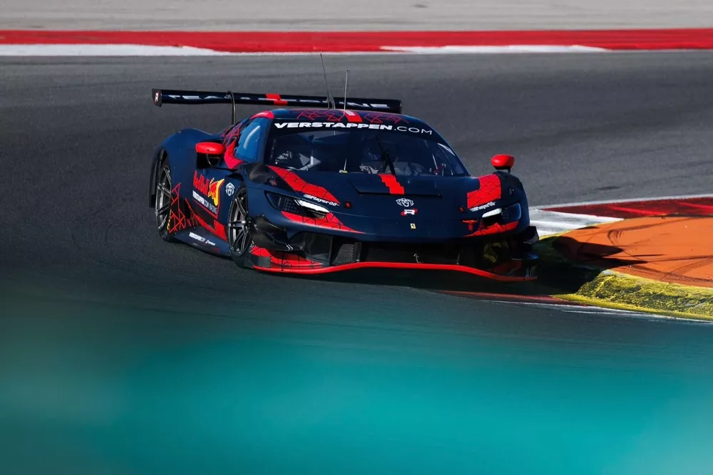 Max Verstappen con un Ferrari en Portimao