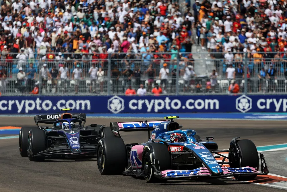 Esteban Ocon, Alpine A522, Nicholas Latifi, Williams FW44