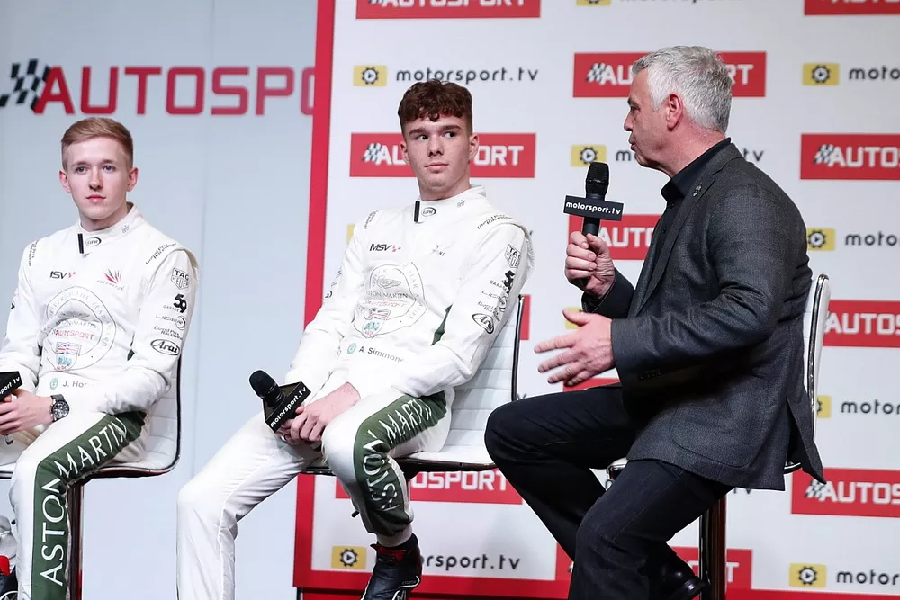 Derek Warwick sul palco con i candidati al premio Martin Autosport BRDC Young Driver Award Jonathan Hoggard e Ayrton Simmons 2019