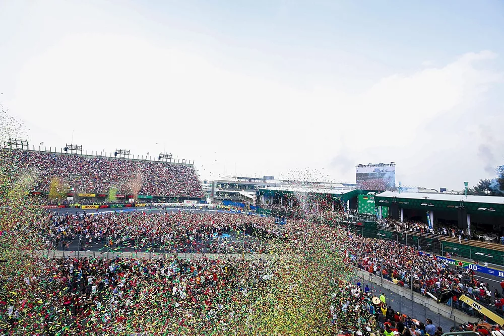 La foule devant le podium et sous les confettis