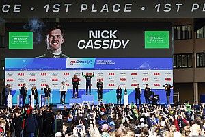 E-Prix Berl&iacute;n: Manifestantes retrasan la carrera y Cassidy gana