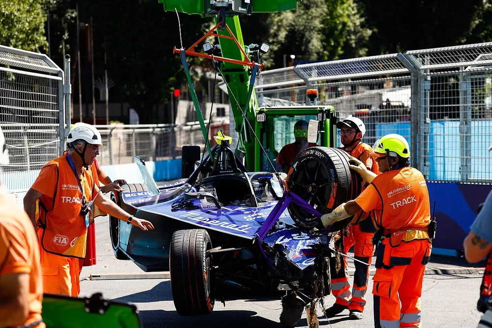 Marshals remove the car of Edoardo Mortara, Maserati Racing, Maserati Tipo Folgore, with a crane after a big crash on the 9th lap