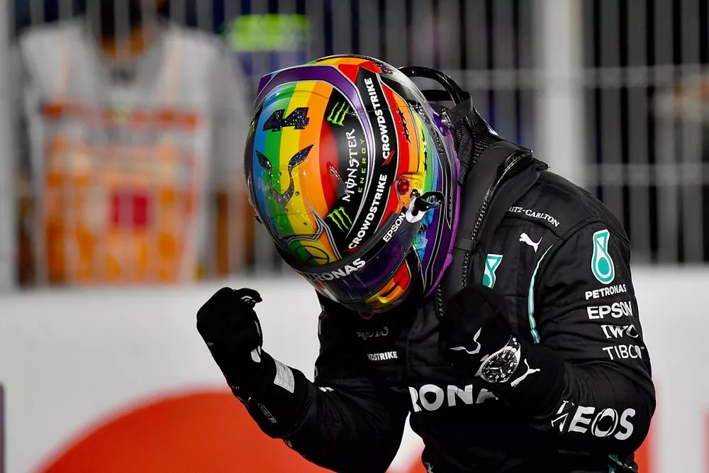 Le poleman Lewis Hamilton, Mercedes, f&ecirc;te apr&egrave;s les Qualifications