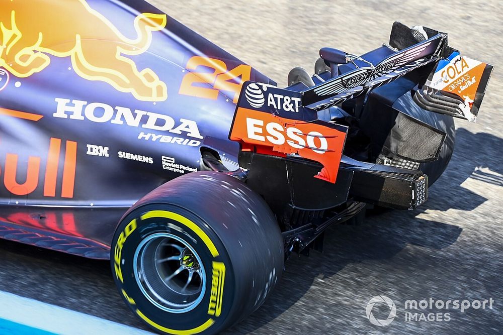 Daños en el coches de Sebastien Buemi, Red Bull Racing RB16 tras un accidente