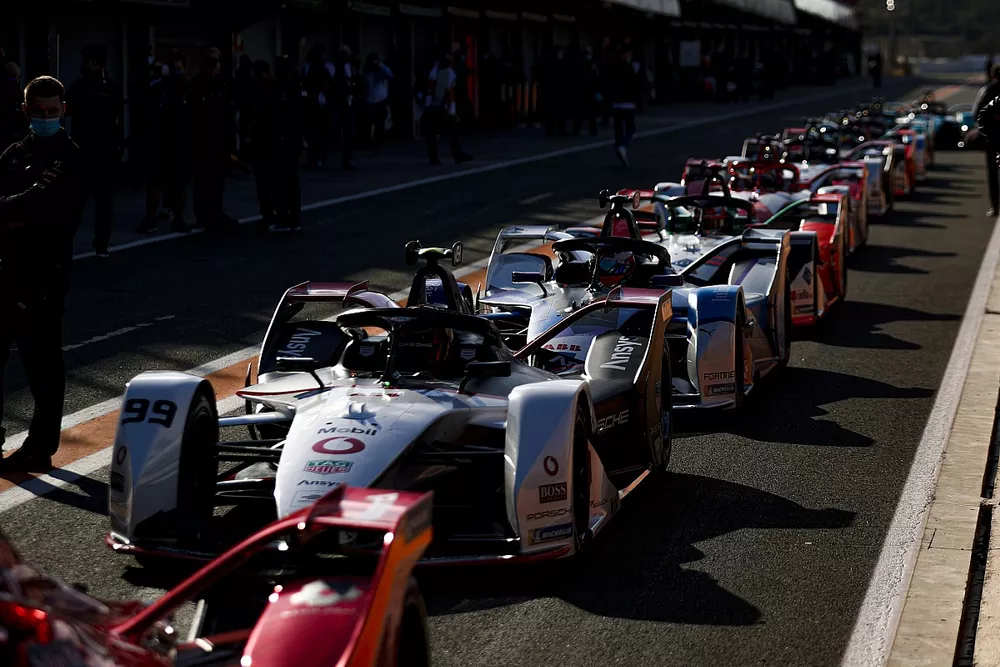 Formel-E-Autos in der Boxengasse