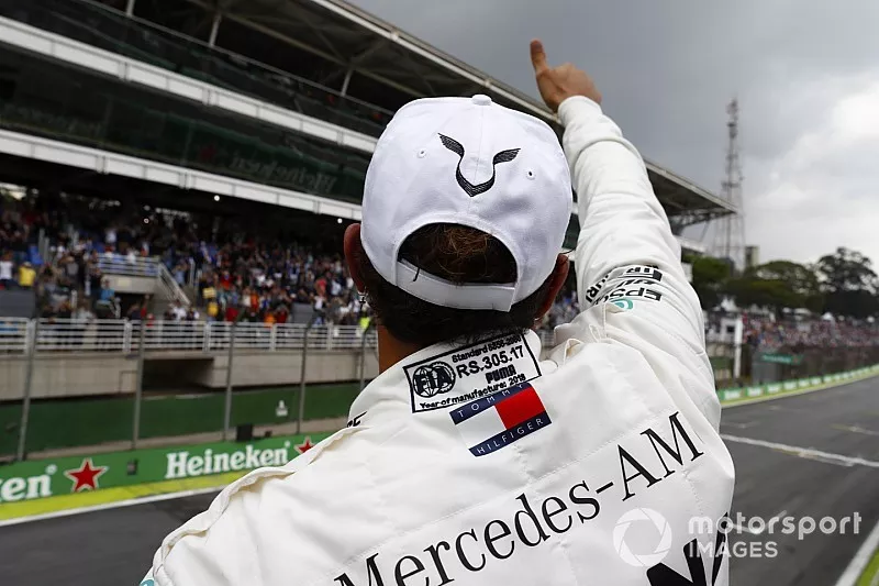 Ganador de la pole Lewis Hamilton, Mercedes AMG F1 celebra