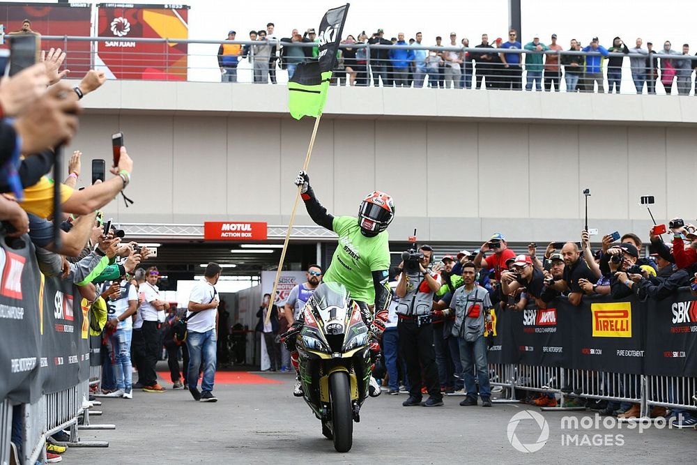 El ganador de la carrera Jonathan Rea, Kawasaki Racing