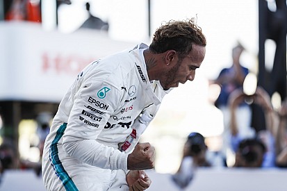Hamilton soeverein naar overwinning in Japan, Verstappen op podium