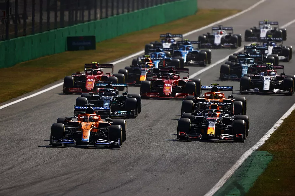 Daniel Ricciardo, McLaren MCL35M, Max Verstappen, Red Bull Racing RB16B, Lando Norris, McLaren MCL35M, Lewis Hamilton, Mercedes W12, Charles Leclerc, Ferrari SF21, y el resto en la salida