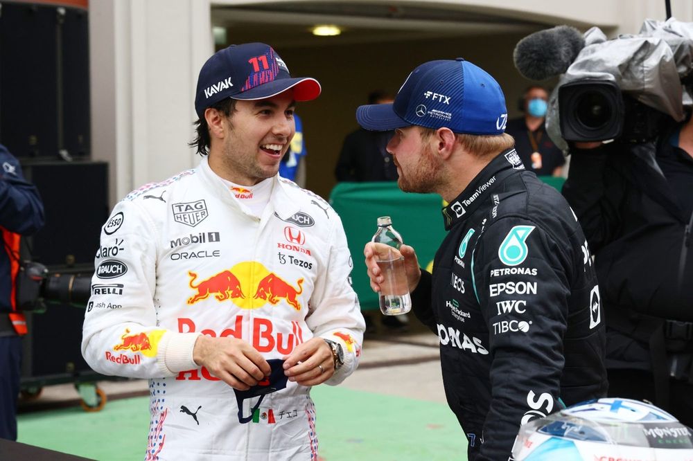 Sergio Pérez, Red Bull Racing, 3ª posición, y Valtteri Bottas, Mercedes, 1ª posición, hablan en el Parc Ferme