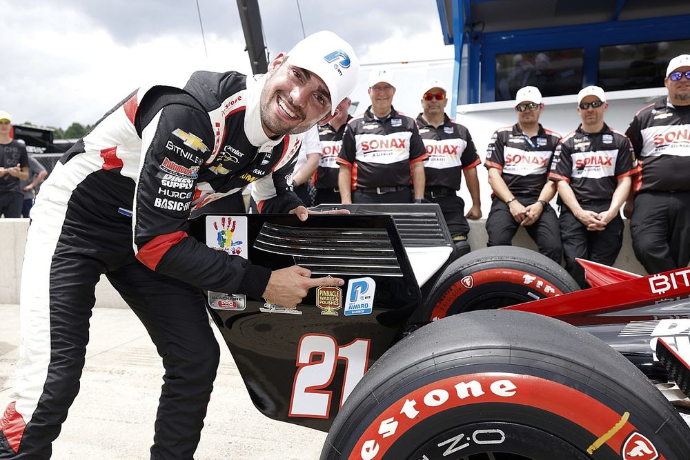 El ganador del premio NTT P1, Rinus VeeKay, Ed Carpenter Racing Chevrolet, celebra su premio de la pole
