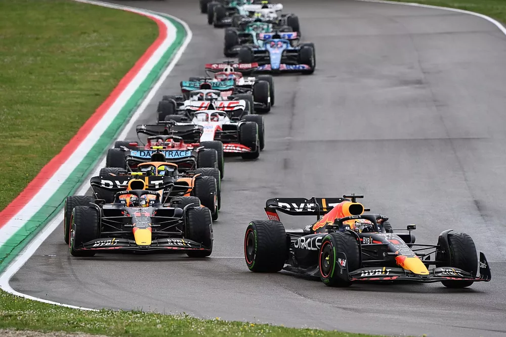 Max Verstappen, Red Bull Racing RB18, Sergio Perez, Red Bull Racing RB18, Lando Norris, McLaren MCL36, Charles Leclerc, Ferrari F1-75, the rest of the field