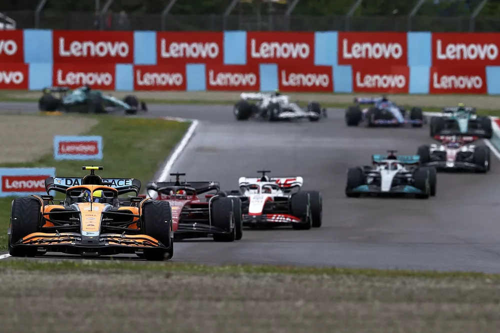 Lando Norris, McLaren MCL36, Charles Leclerc, Ferrari F1-75, Kevin Magnussen, Haas VF-22