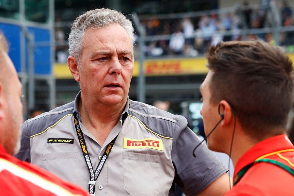 Mario Isola, Director de Competición de Pirelli Motorsport, habla con miembros del equipo de la Scuderia Ferrari