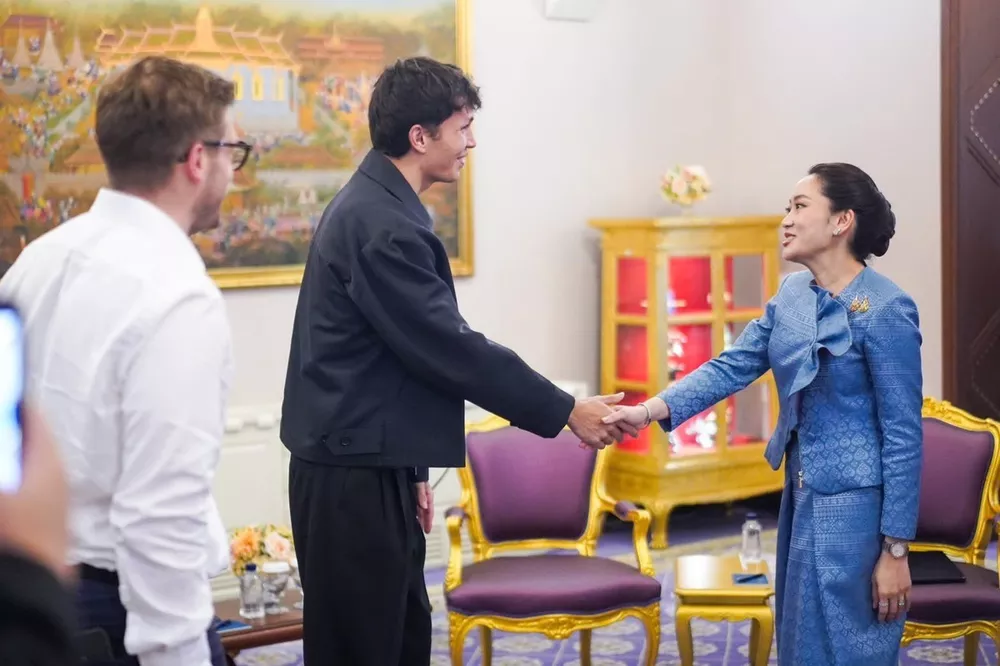 Alex Albon, Williams, con Paetongtarn Shinawatra, Primer Ministro de Tailandia