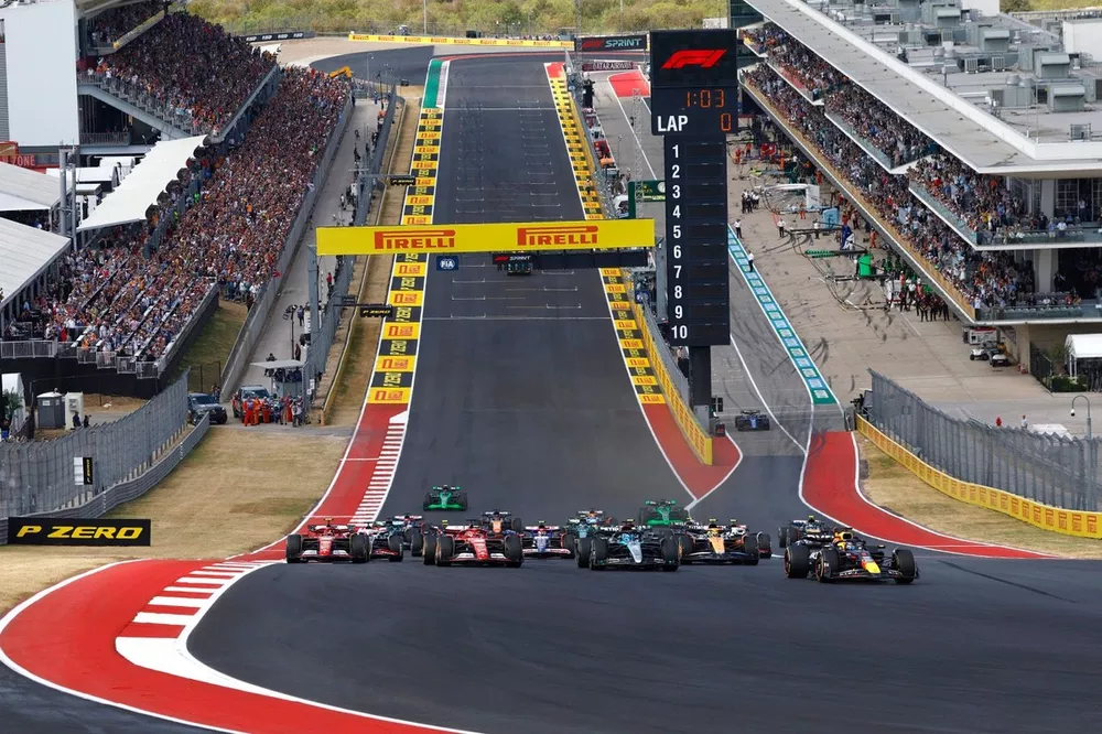 Max Verstappen, Red Bull Racing RB20, George Russell, Mercedes F1 W15, Lando Norris, McLaren MCL38, Charles Leclerc, Ferrari SF-24, Carlos Sainz, Ferrari SF-24, the rest of the field at the start of the Sprint race
