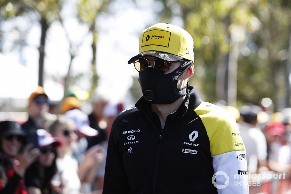 Esteban Ocon, Renault F1 Team con una mascarilla 