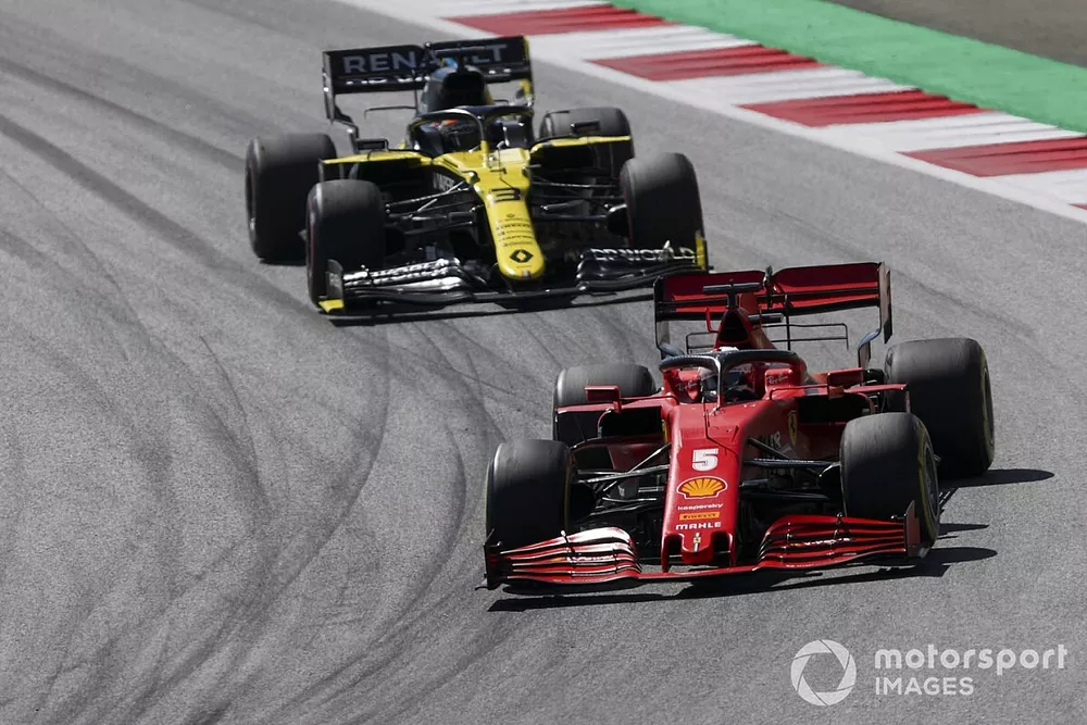 Sebastian Vettel, Ferrari SF1000, devant Daniel Ricciardo, Renault F1 Team R.S.20